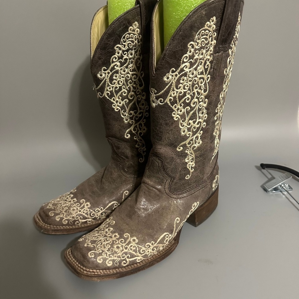 Corral Women Brown Distressed Leather Floral Embroidered Square Toe Western Boot